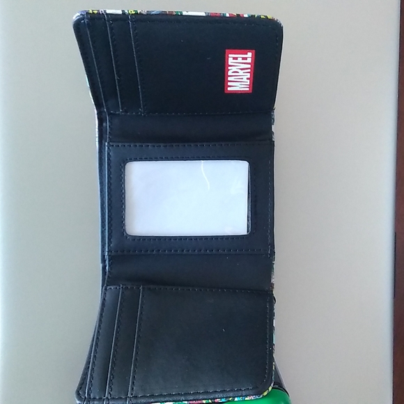 Trifold Marvel Wallet - key chain - Picture 3 of 3